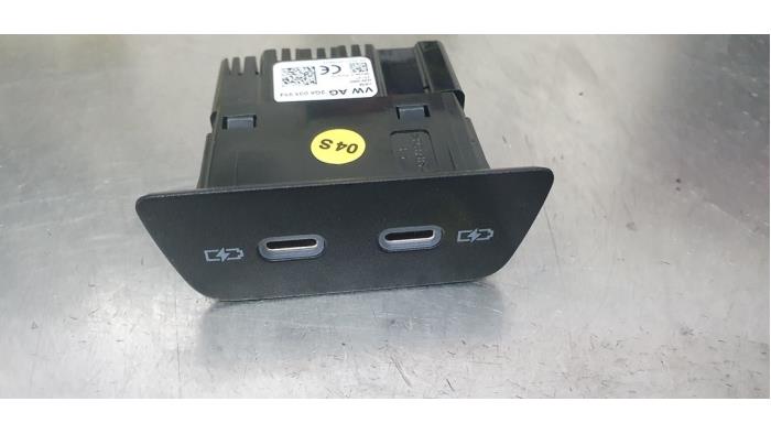 Używane Wtyczka USB Volkswagen Golf VIII (CD1) 1.4 eHybrid 16V Cena € 15,00 Procedura marży oferowane przez De Witte Boerderij AutoMotive