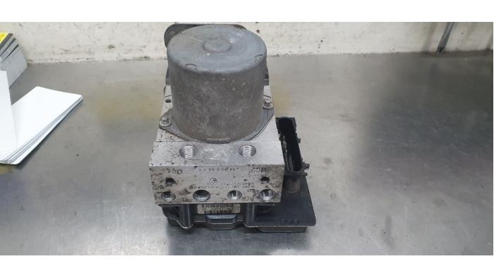 Begagnade ABS-pump Renault Wind Pris € 150,00 Marginaltabell erbjuds av De Witte Boerderij AutoMotive