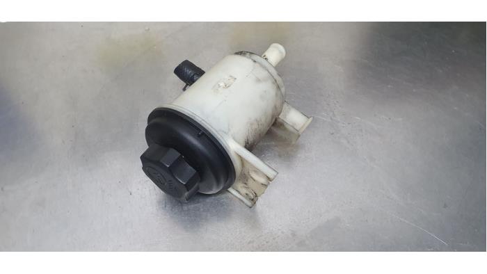 Gebrauchte Lenkkraftverstärker Ölbehälter Chevrolet Spark (M300) 1.0 16V Bifuel Preis € 10,00 Margenregelung angeboten von De Witte Boerderij AutoMotive