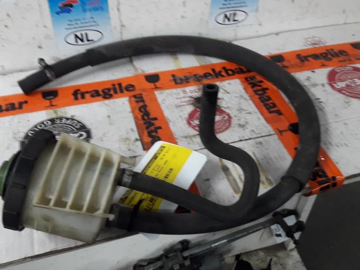 Begagnade Styrservotank Volkswagen Transporter/Caravelle T4 2.5 TDI Pris € 25,00 Marginaltabell erbjuds av De Witte Boerderij AutoMotive