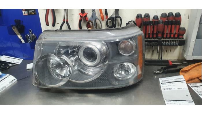 Używane Reflektor lewy Landrover Range Rover Sport (LS) 3.6 TDV8 32V Cena € 350,00 Procedura marży oferowane przez De Witte Boerderij AutoMotive
