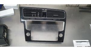 Usagé Grille aération tableau de bord Volkswagen Golf VII (AUA) 2.0 R 4Motion 16V Prix € 20,00 Règlement à la marge proposé par De Witte Boerderij AutoMotive