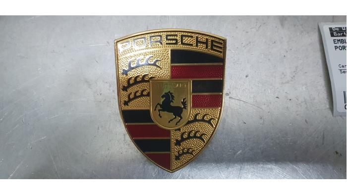 Używane Emblemat Porsche Taycan (Y1A) 4S Performance Cena € 90,00 Procedura marży oferowane przez De Witte Boerderij AutoMotive