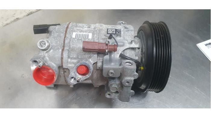Usagé Pompe clim Volkswagen Golf VIII (CD1) 1.5 eTSI 16V Prix € 150,00 Règlement à la marge proposé par De Witte Boerderij AutoMotive