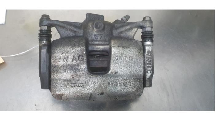 Gebrauchte Bremszange links vorne Volkswagen Golf VIII (CD1) 1.5 eTSI 16V Preis € 45,00 Margenregelung angeboten von De Witte Boerderij AutoMotive