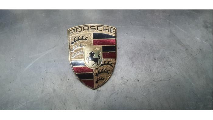 Używane Emblemat Porsche Macan (95B) 3.0 S Diesel V6 24V Cena € 50,00 Procedura marży oferowane przez De Witte Boerderij AutoMotive