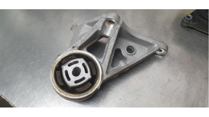 Usagé Support moteur Porsche Taycan (Y1A) 4S Performance Prix € 50,00 Règlement à la marge proposé par De Witte Boerderij AutoMotive