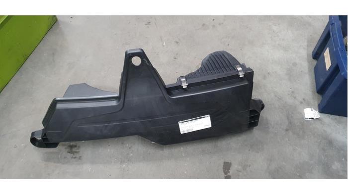Begagnade Luftfilterhus BMW 3 serie Touring (F31) 316d 2.0 16V Pris € 50,00 Marginaltabell erbjuds av De Witte Boerderij AutoMotive