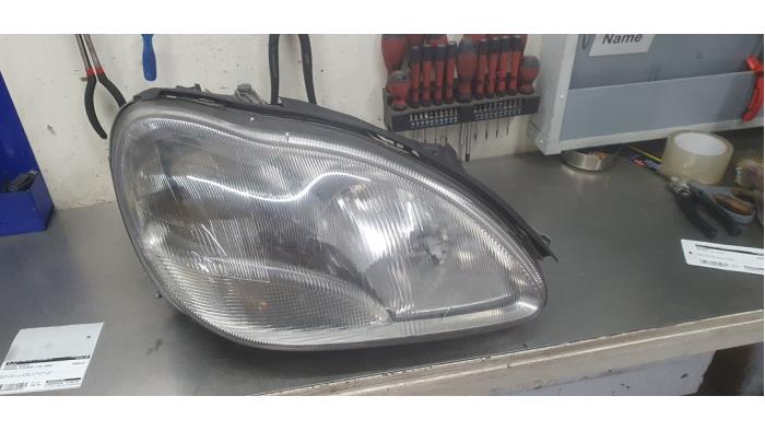 Używane Reflektor prawy Mercedes S (W220) 5.0 S-500 V8 24V Cena € 250,00 Procedura marży oferowane przez De Witte Boerderij AutoMotive