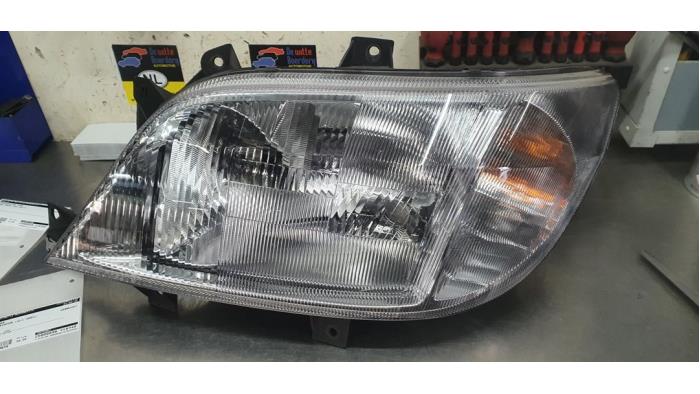 Używane Reflektor lewy Mercedes Sprinter 3t (903) 308 CDI 16V Cena € 50,00 Procedura marży oferowane przez De Witte Boerderij AutoMotive