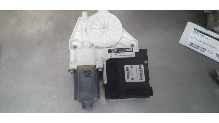 Usados Motor de ventanilla de puerta Audi A3 (8P1) 1.6 16V FSI Precio € 45,00 Norma de margen ofrecido por De Witte Boerderij AutoMotive
