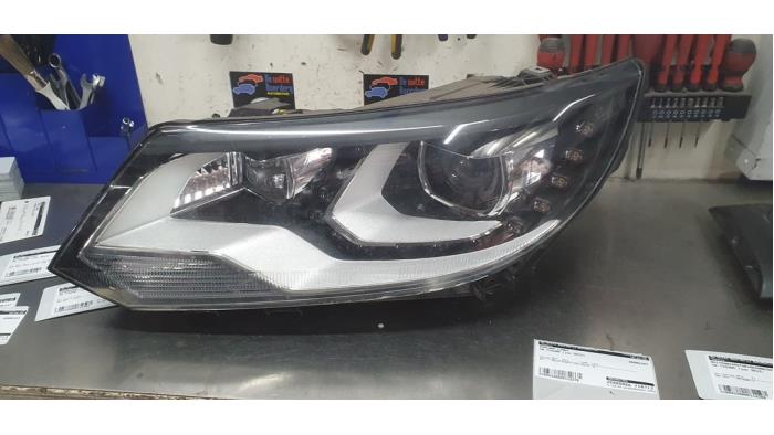 Używane Reflektor lewy Volkswagen Tiguan (5N1/2) 2.0 TSI 16V 4Motion Cena € 295,00 Procedura marży oferowane przez De Witte Boerderij AutoMotive