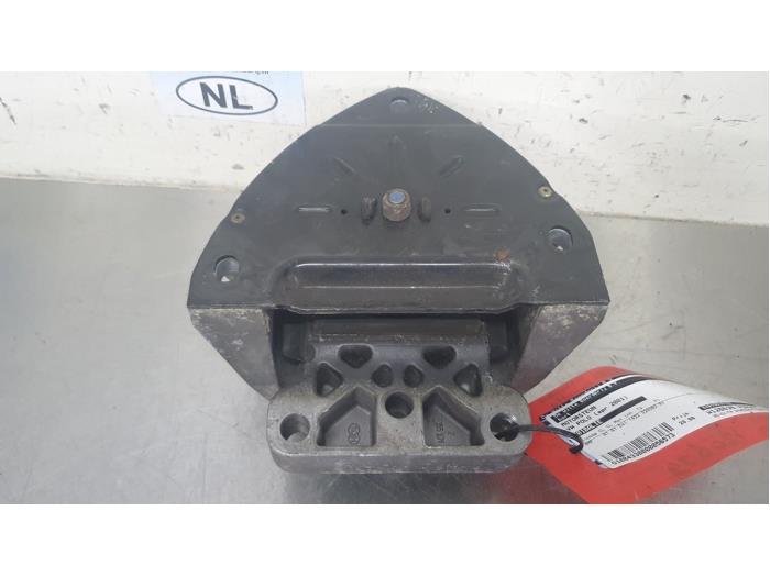 Engine mount from a Volkswagen Polo III (6N2) 1.4 TDI 2001