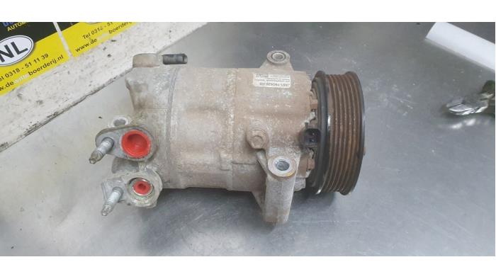 Usagé Compresseur de clim Ford Fiesta 7 1.0 EcoBoost 12V Prix € 45,00 Règlement à la marge proposé par De Witte Boerderij AutoMotive