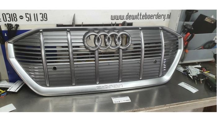 Używane Grill Audi E-Tron Cena € 325,00 Procedura marży oferowane przez De Witte Boerderij AutoMotive