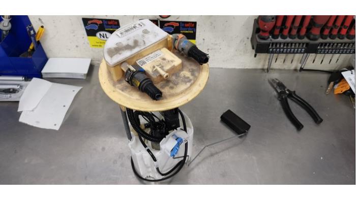 Gebrauchte Kraftstoffpumpe Elektrisch Opel Combo Cargo 1.5 CDTI 100 Preis € 50,00 Margenregelung angeboten von De Witte Boerderij AutoMotive