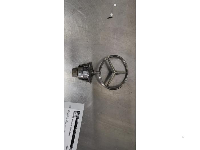 Używane Emblemat Mercedes S (W220) 5.0 S-500 V8 24V Cena € 50,00 Procedura marży oferowane przez De Witte Boerderij AutoMotive