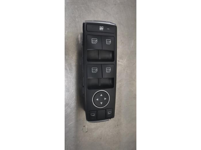 Usados Interruptor de ventanilla eléctrica Mercedes A (W176) 2.2 A-200 CDI, A-200d 16V Precio € 25,00 Norma de margen ofrecido por De Witte Boerderij AutoMotive