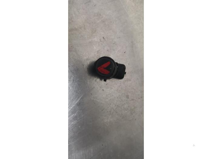 Usados Sensor PDC Audi Q2 (GAB/GAG) 1.6 30 TDI 16V Precio € 10,00 Norma de margen ofrecido por De Witte Boerderij AutoMotive