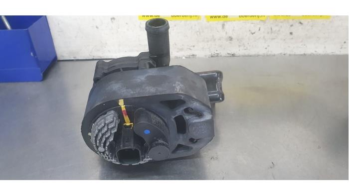 Begagnade Extra vattenpump Tesla Model S 90D Pris € 50,00 Marginaltabell erbjuds av De Witte Boerderij AutoMotive