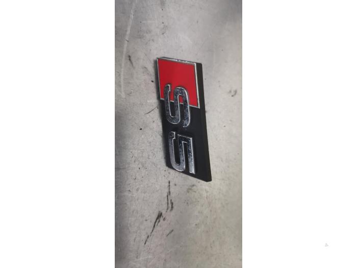 Używane Emblemat Audi A5 Cabrio (8F7) 2.0 TDI 16V Cena € 10,00 Procedura marży oferowane przez De Witte Boerderij AutoMotive