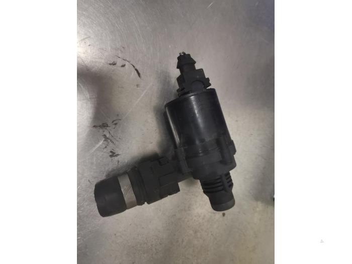 Begagnade Extra vattenpump BMW 5 serie (E60) 530i 24V Pris € 25,00 Marginaltabell erbjuds av De Witte Boerderij AutoMotive