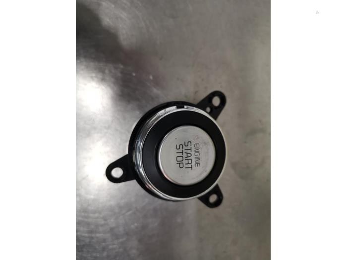 Używane Przelacznik Start/Stop Kia Cee'd (JDB5) 1.0i T-GDi 12V 120 Cena € 25,00 Procedura marży oferowane przez De Witte Boerderij AutoMotive