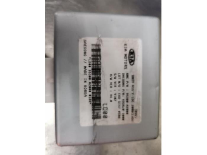 Usagé DC/CD convertisseur Kia Cee'd (JDB5) 1.0i T-GDi 12V 120 Prix € 50,00 Règlement à la marge proposé par De Witte Boerderij AutoMotive