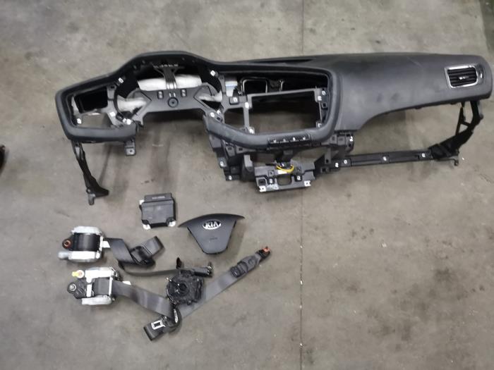 Begagnade Airbagset Kia Cee'd (JDB5) 1.0i T-GDi 12V 120 Pris € 750,00 Marginaltabell erbjuds av De Witte Boerderij AutoMotive