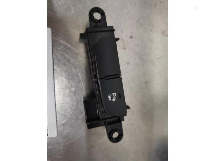 Usados Interruptor PDC Kia Cee'd (JDB5) 1.0i T-GDi 12V 120 Precio € 10,00 Norma de margen ofrecido por De Witte Boerderij AutoMotive