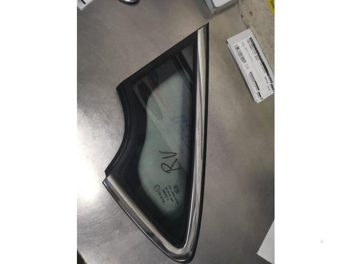 Usados Ventanilla triangular derecha delante Kia Cee'd (JDB5) 1.0i T-GDi 12V 120 Precio € 35,00 Norma de margen ofrecido por De Witte Boerderij AutoMotive