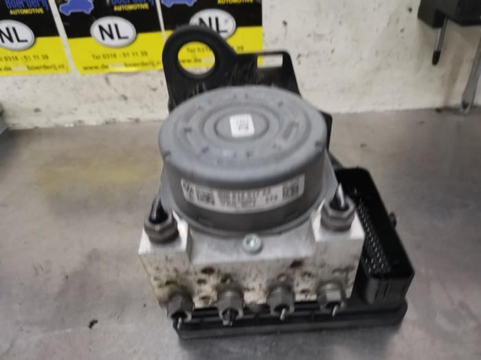 Usagé Bloc ABS Audi A3 Sportback (8VA/8VF) 1.2 TFSI 16V Prix € 50,00 Règlement à la marge proposé par De Witte Boerderij AutoMotive