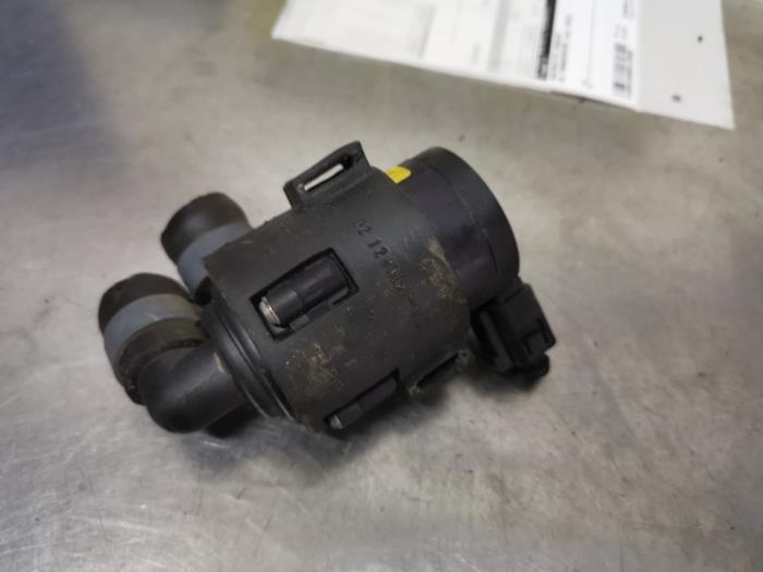 Begagnade Extra vattenpump Volkswagen Transporter/Caravelle T5 2.0 TDI DRF Pris € 25,00 Marginaltabell erbjuds av De Witte Boerderij AutoMotive