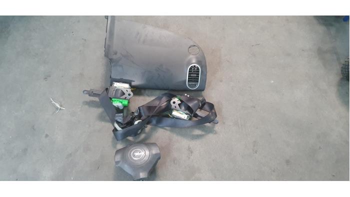 Begagnade Airbagset Opel Agila (B) 1.2 16V Pris € 200,00 Marginaltabell erbjuds av De Witte Boerderij AutoMotive