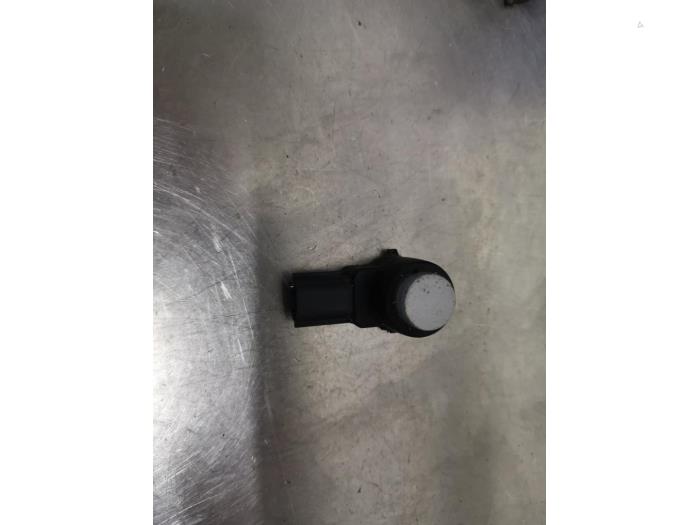 Usados Sensor PDC Opel Astra J GTC (PD2/PF2) 1.4 Turbo 16V ecoFLEX 140 Precio € 15,00 Norma de margen ofrecido por De Witte Boerderij AutoMotive