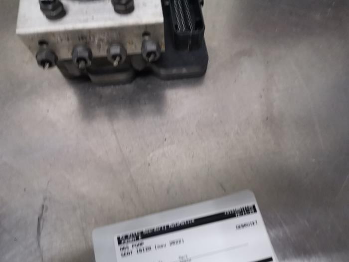 Używane Pompa ABS Seat Ibiza V (KJB) 1.0 MPI 12V Cena € 25,00 Procedura marży oferowane przez De Witte Boerderij AutoMotive