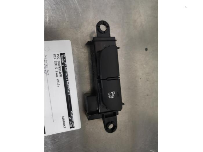 Usados Interruptor PDC Kia Cee'd Sportswagon (JDC5) 1.6 GDI 16V Precio € 10,00 Norma de margen ofrecido por De Witte Boerderij AutoMotive