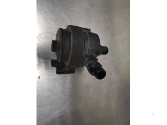 Begagnade Extra vattenpump Mini Countryman (F60) 1.5 TwinPower Turbo 12V Cooper SE ALL4 Pris € 35,00 Marginaltabell erbjuds av De Witte Boerderij AutoMotive
