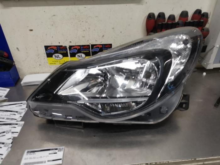 Używane Reflektor lewy Opel Adam Cena € 135,00 Procedura marży oferowane przez De Witte Boerderij AutoMotive