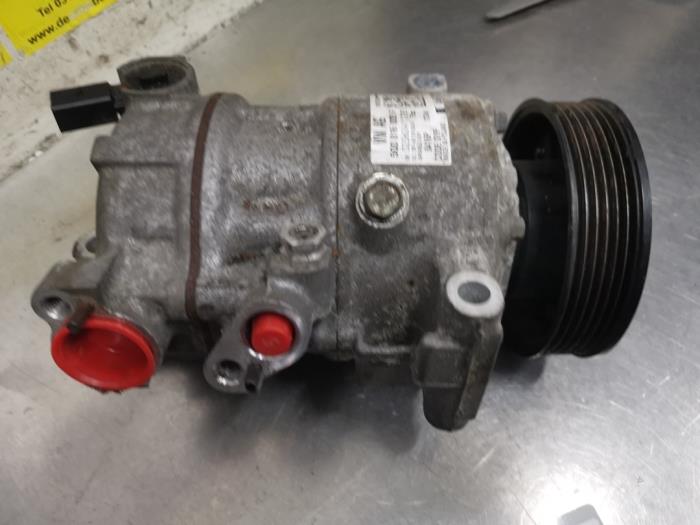Usagé Pompe clim Skoda Fabia III (NJ3) 1.0 12V Prix € 25,00 Règlement à la marge proposé par De Witte Boerderij AutoMotive