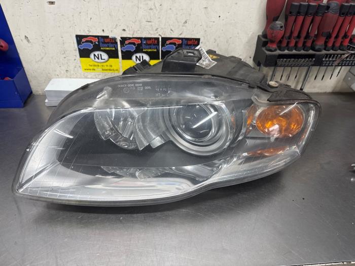 Używane Reflektor lewy Audi A4 Avant (B7) 1.8 T 20V Cena € 115,00 Procedura marży oferowane przez De Witte Boerderij AutoMotive