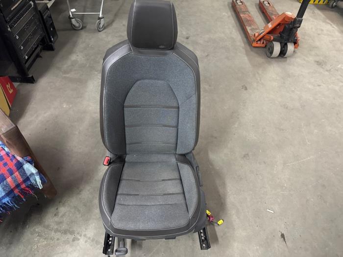 Używane Fotel lewy Seat Leon Sportstourer (KLF) 1.5 TSI 16V Cena € 150,00 Procedura marży oferowane przez De Witte Boerderij AutoMotive