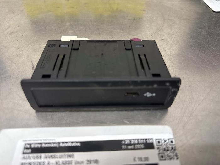 USB socket connector
