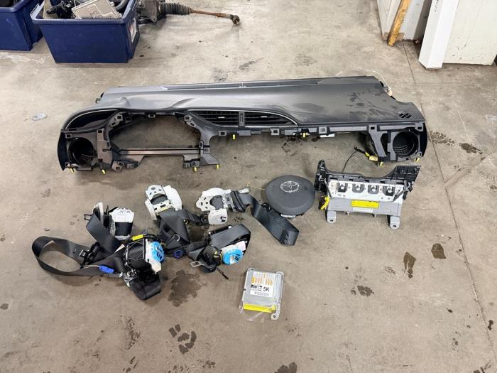 Begagnade Airbagset Toyota Yaris III (P13) 1.5 16V Hybrid Pris € 750,00 Marginaltabell erbjuds av De Witte Boerderij AutoMotive