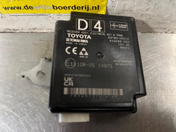 Używane Keyless Entry-Antena Toyota Yaris IV (P21/PA1/PH1) 1.5 12V Hybrid 115 Cena € 45,00 Procedura marży oferowane przez De Witte Boerderij AutoMotive