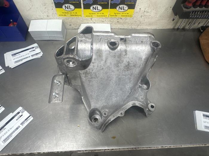 Usagé Support moteur Volkswagen Polo VI (AW1) 1.0 TSI 12V Prix € 25,00 Règlement à la marge proposé par De Witte Boerderij AutoMotive