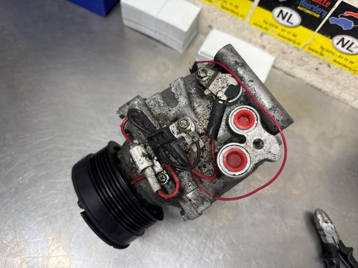 Usagé Pompe clim Saab 9-3 I (YS3D) 2.0t 16V Ecopower Prix € 85,00 Règlement à la marge proposé par De Witte Boerderij AutoMotive