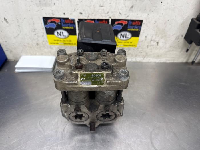Używane Pompa ABS Audi 100 (C3) 2.2 CS,CD Cena € 150,00 Procedura marży oferowane przez De Witte Boerderij AutoMotive