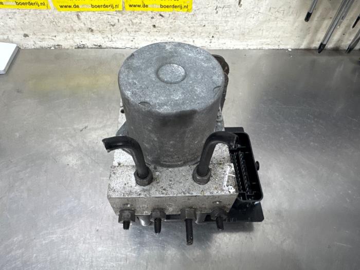 Begagnade ABS-pump Audi A4 Avant (B8) 1.8 TFSI 16V Pris € 85,00 Marginaltabell erbjuds av De Witte Boerderij AutoMotive