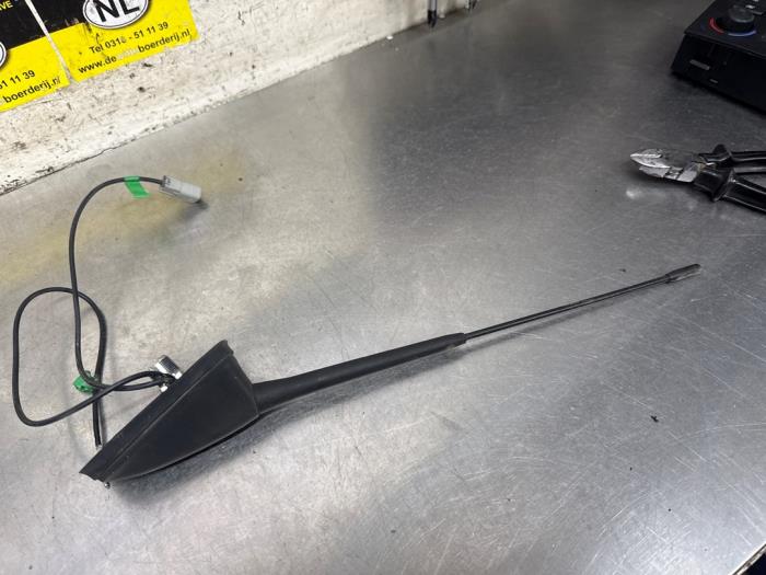 Gebrauchte Antenne Peugeot Partner (GC/GF/GG/GJ/GK) 1.6 BlueHDI 75 Preis € 15,00 Margenregelung angeboten von De Witte Boerderij AutoMotive